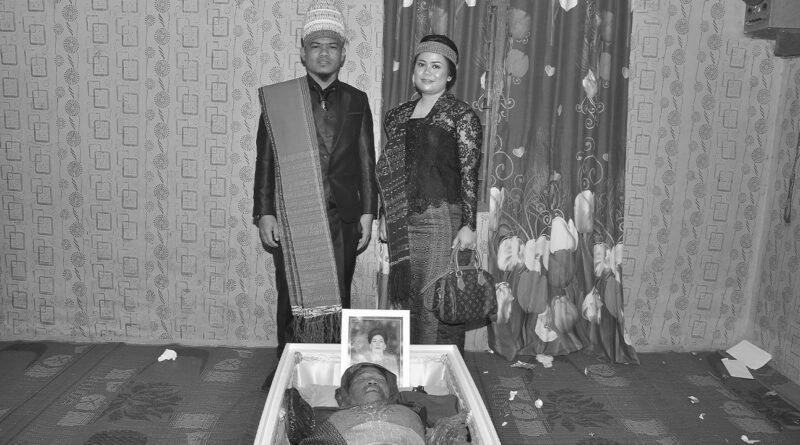 Lamsihar Banjarnahor dan Istri saat Pemakaman Sang Ibu Tercinta yang menginspirasi Lagu Lungun Ni Siampudan